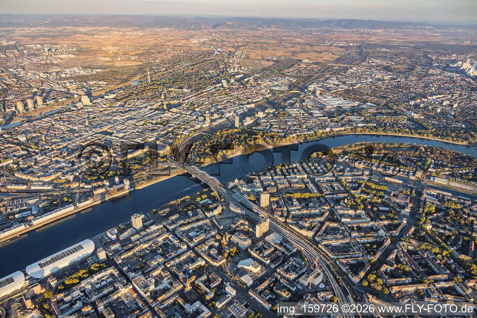 Vue d'ensemble de la ville depuis l'ouest, de l'autre côté du Rhin (vue depuis Ludwigshafen) et du pont Konrad-Adenauer à le quartier Innenstadt in Mannheim dans le département Bade-Wurtemberg, Allemagne