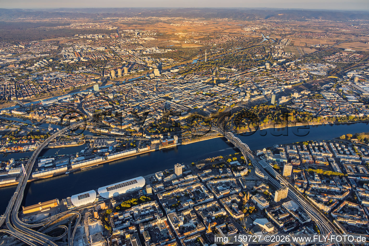 Vue d'ensemble de la ville depuis l'ouest, incluant le centre commercial Rhein-Galerie, entre les ponts Kurt-Schumacher (B44) et Konrad-Adenauer (B37) en direction de Mannheim à le quartier Mitte in Ludwigshafen dans le département Rhénanie-Palatinat, Allemagne
