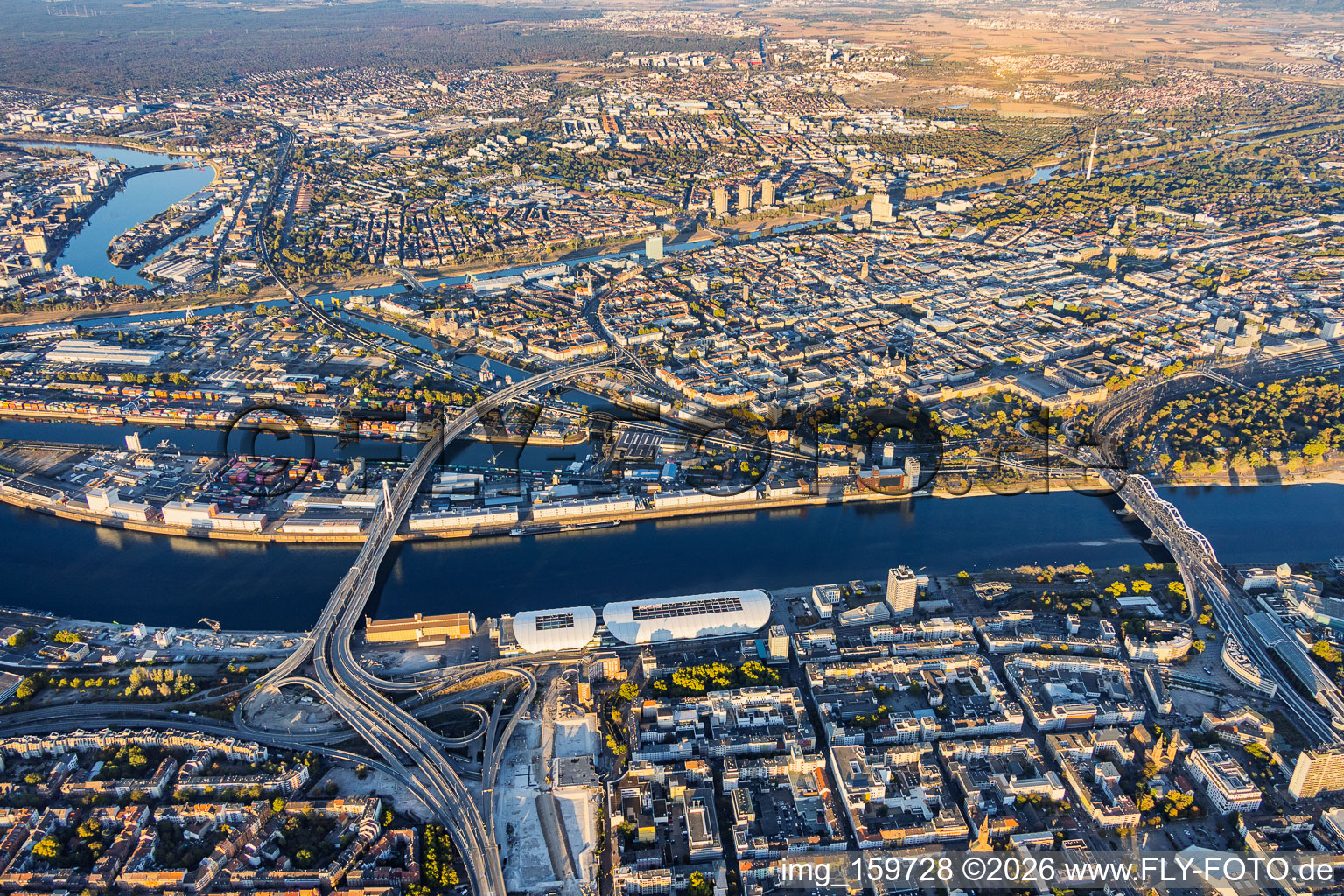 Vue d'ensemble de la ville depuis l'ouest, de l'autre côté du Rhin (vue depuis Ludwigshafen), entre les ponts Kurt-Schumacher (B44) et Konrad-Adenauer (B37) à le quartier Innenstadt in Mannheim dans le département Bade-Wurtemberg, Allemagne