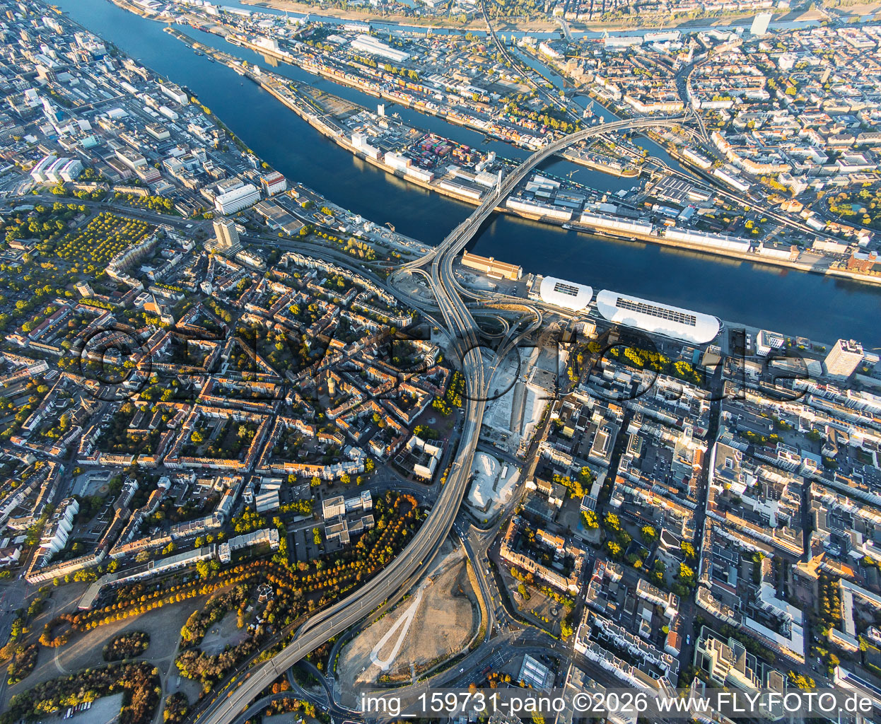 Chantier de démolition de la voie rapide surélevée « Hochstraße Nord » (B44) en vue de la création de la future Helmut-Kohl-Allee, et accès au pont Kurt-Schumacher fermé à la circulation après le dynamitage du « Würfelbunker » et la démolition du Rathaus-Center à le quartier Mitte in Ludwigshafen dans le département Rhénanie-Palatinat, Allemagne