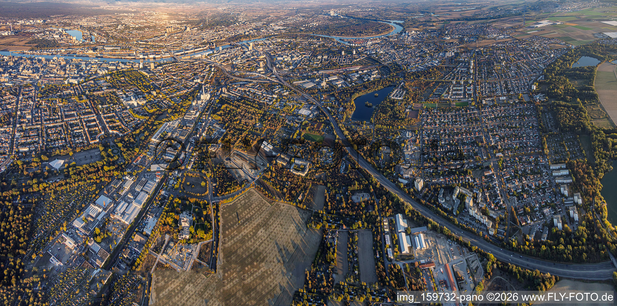 Panorama urbain depuis le sud, de BASF et du quartier Gartenstadt jusqu'au Rhin à le quartier Mitte in Ludwigshafen dans le département Rhénanie-Palatinat, Allemagne