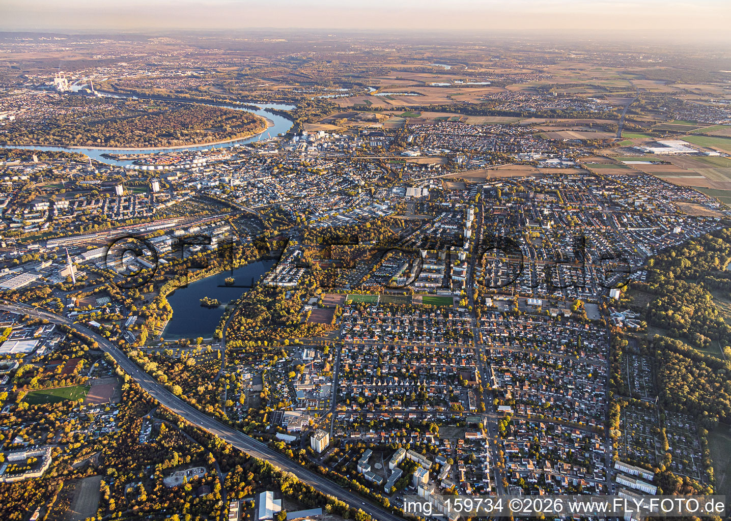 Vue d'ensemble de la ville depuis le nord, jusqu'à Rheingönheim à le quartier Gartenstadt in Ludwigshafen dans le département Rhénanie-Palatinat, Allemagne