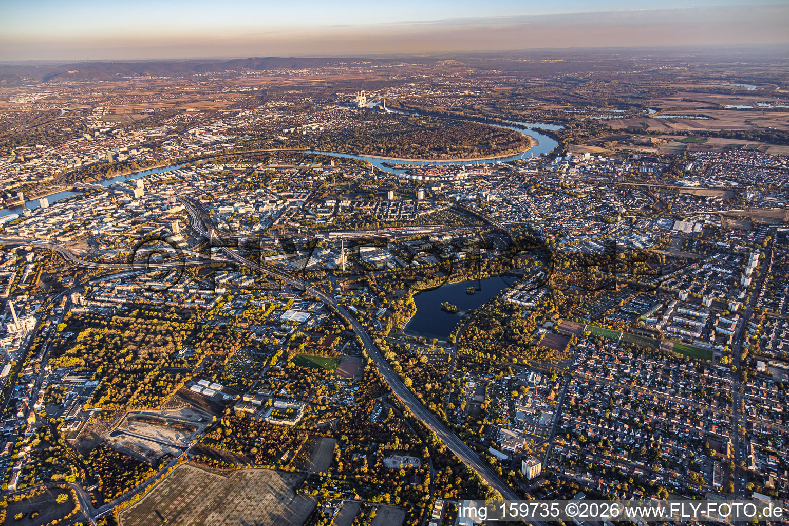 Vue d'ensemble de la ville depuis l'ouest, de l'autoroute A650 jusqu'au Rhin à le quartier West in Ludwigshafen dans le département Rhénanie-Palatinat, Allemagne
