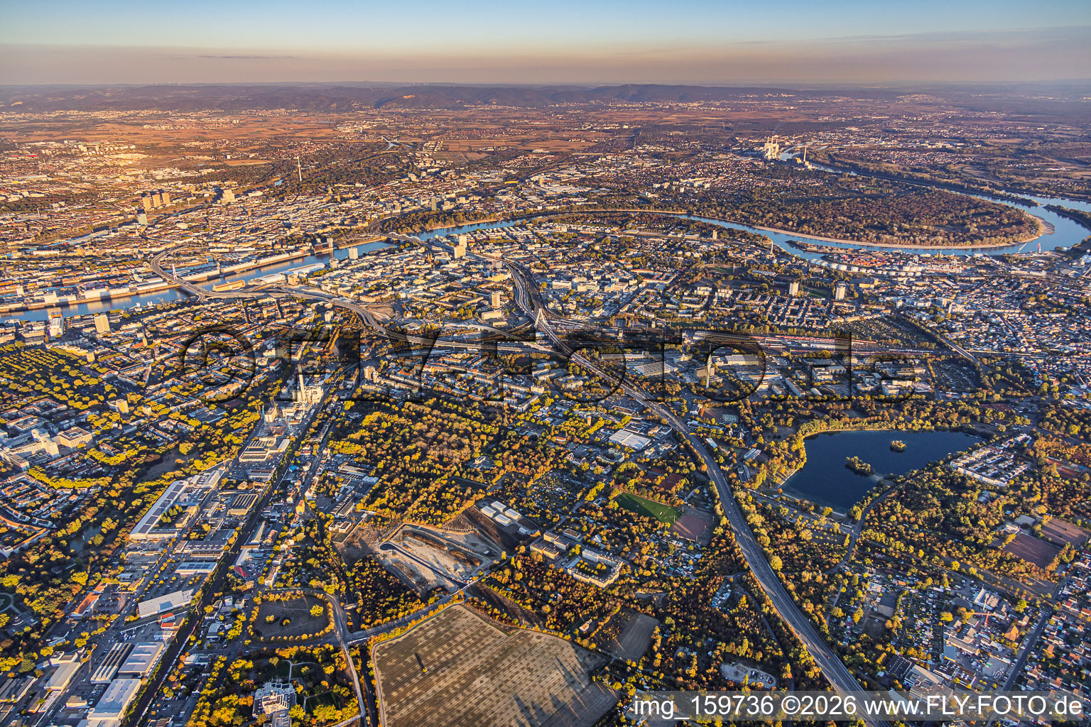 Vue d'ensemble de la ville depuis l'ouest, de la Saarburger Straße et de l'autoroute A650 jusqu'au... Rhin à le quartier Friesenheim in Ludwigshafen dans le département Rhénanie-Palatinat, Allemagne