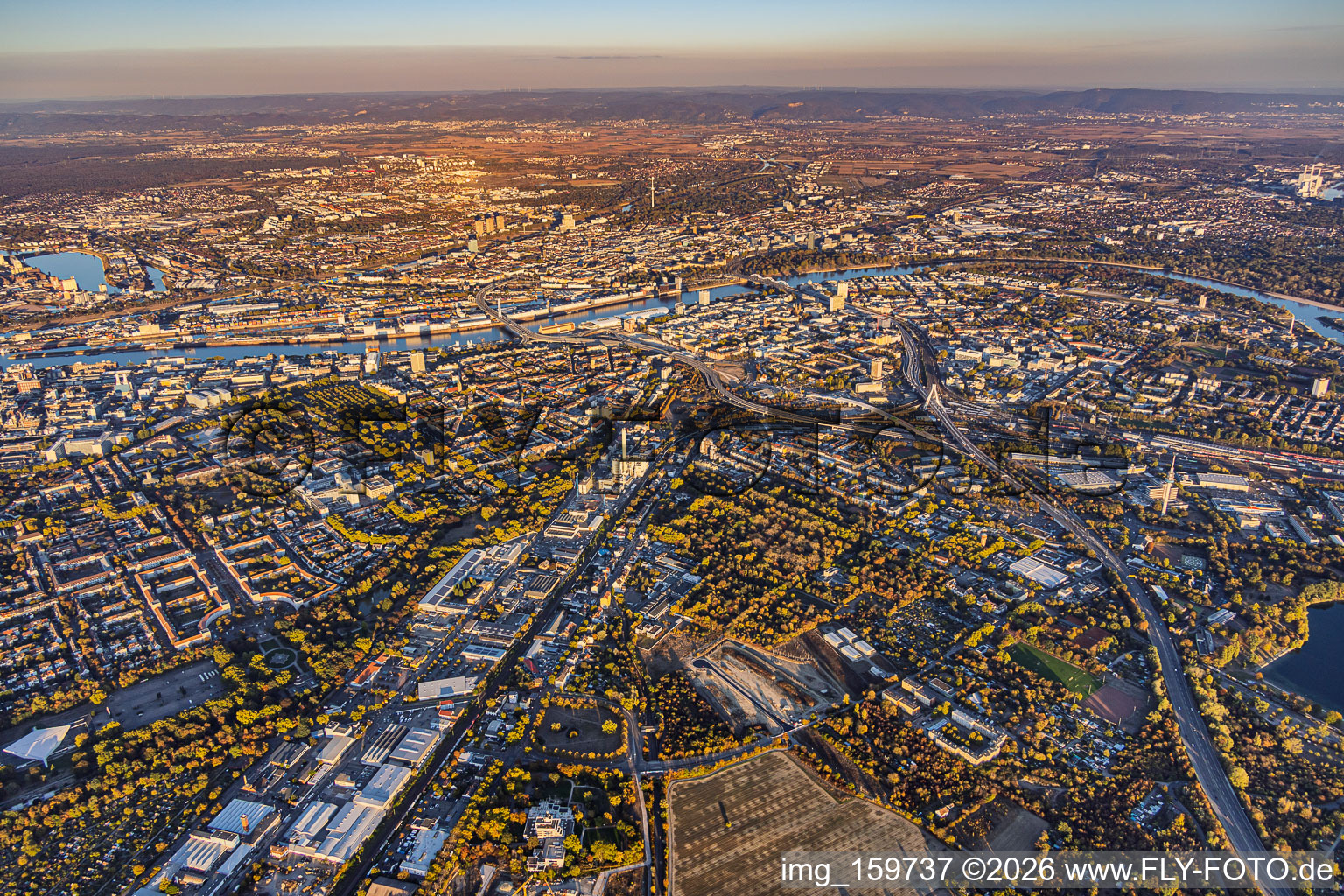 Vue d'ensemble de la ville depuis l'ouest, de la Hohenzollernstraße et de l'autoroute A650 jusqu'au Rhin à le quartier Hemshof in Ludwigshafen dans le département Rhénanie-Palatinat, Allemagne