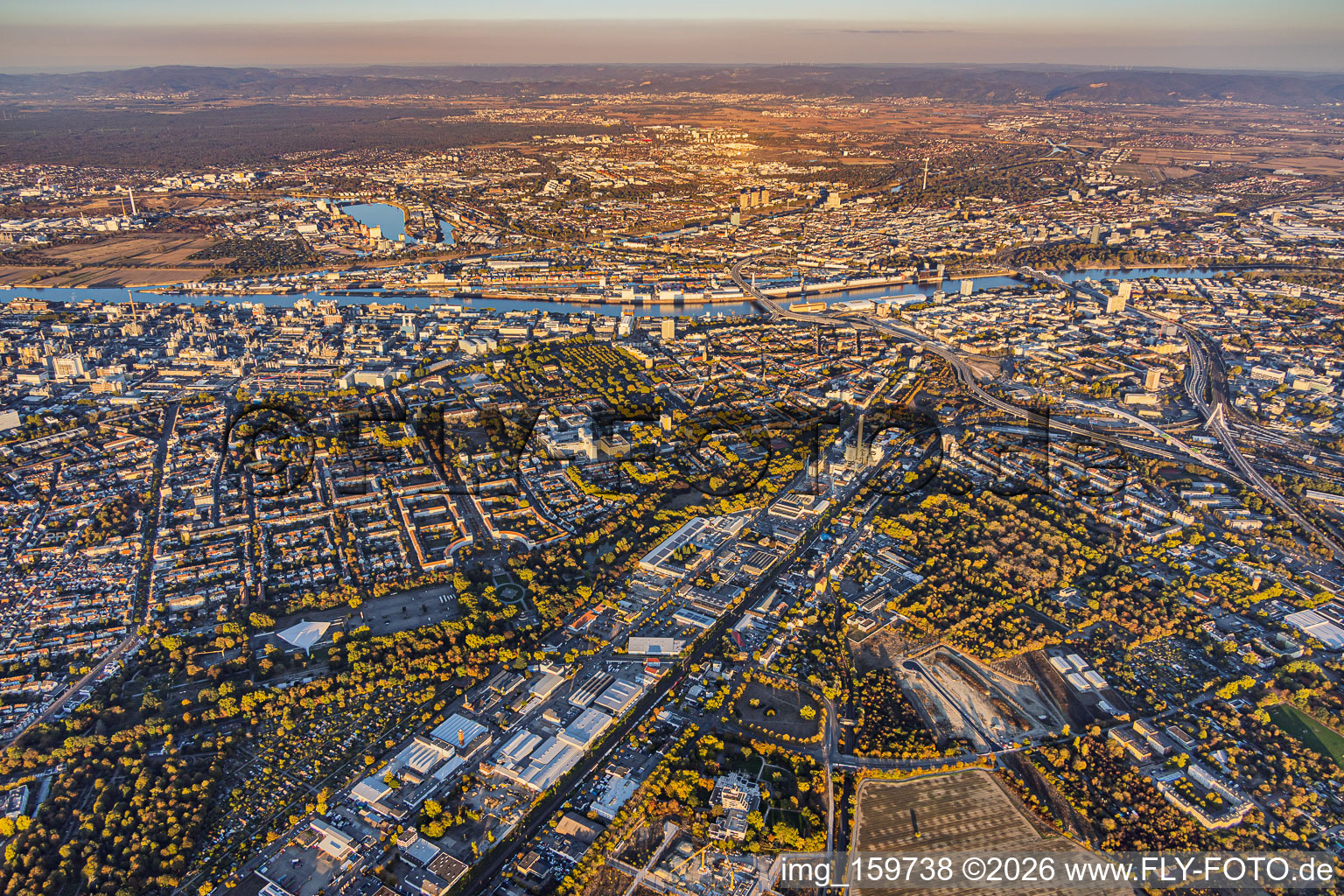 Vue d'ensemble de la ville depuis l'ouest, de l'Industriestraße jusqu'au site BASF au bord du Rhin à le quartier Friesenheim in Ludwigshafen dans le département Rhénanie-Palatinat, Allemagne