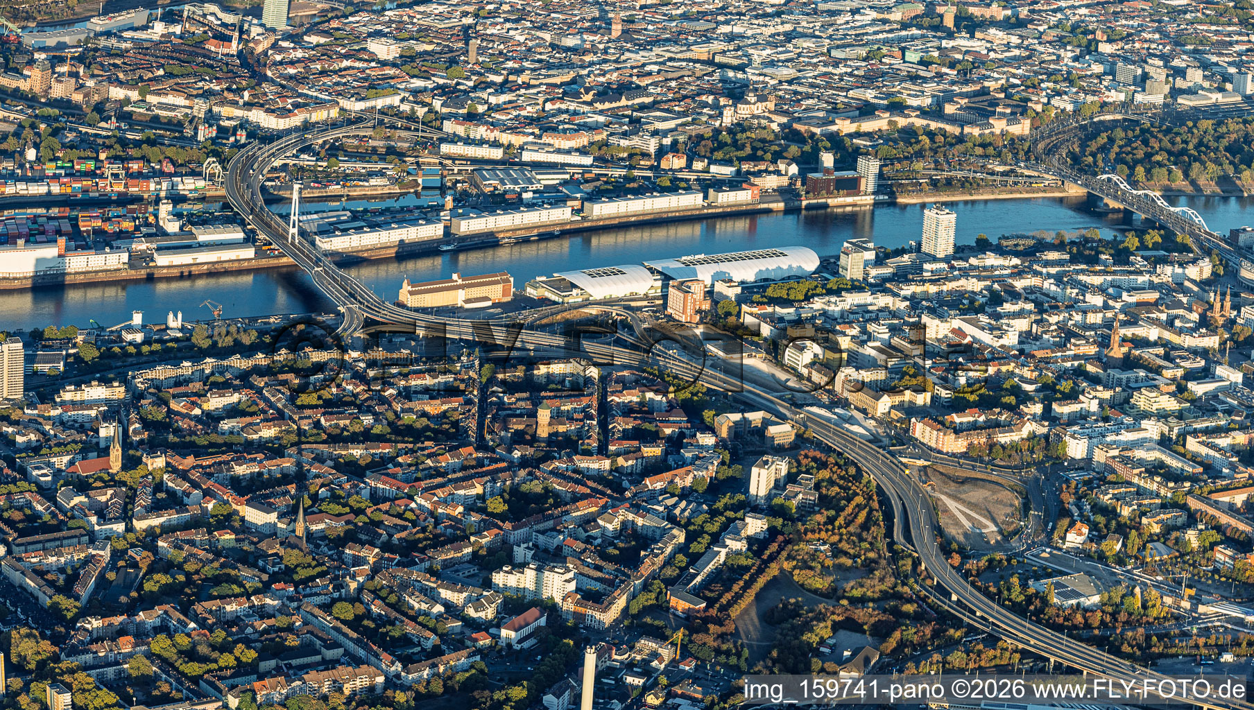 Tracé de la Hochstraße Nord (B44) – destinée à être démolie pour la future Helmut-Kohl-Allee – et de la bretelle d'accès au pont Kurt-Schumacher (actuellement fermé), après le dynamitage du bunker « Würfelbunker » et la démolition du Rathaus-Center à le quartier Hemshof in Ludwigshafen dans le département Rhénanie-Palatinat, Allemagne