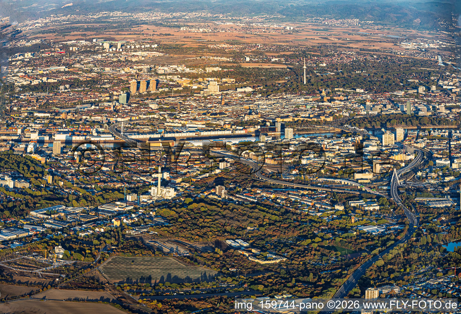 Tracé de l'autoroute A650 vers la Hochstraße Nord (B44) – destinée à être démolie pour laisser place à la future Helmut-Kohl-Allee – et vers la Hochstraße Süd (B37) rénovée, passant par la gare centrale après la démolition du Rathaus-Center à le quartier Mitte in Ludwigshafen dans le département Rhénanie-Palatinat, Allemagne