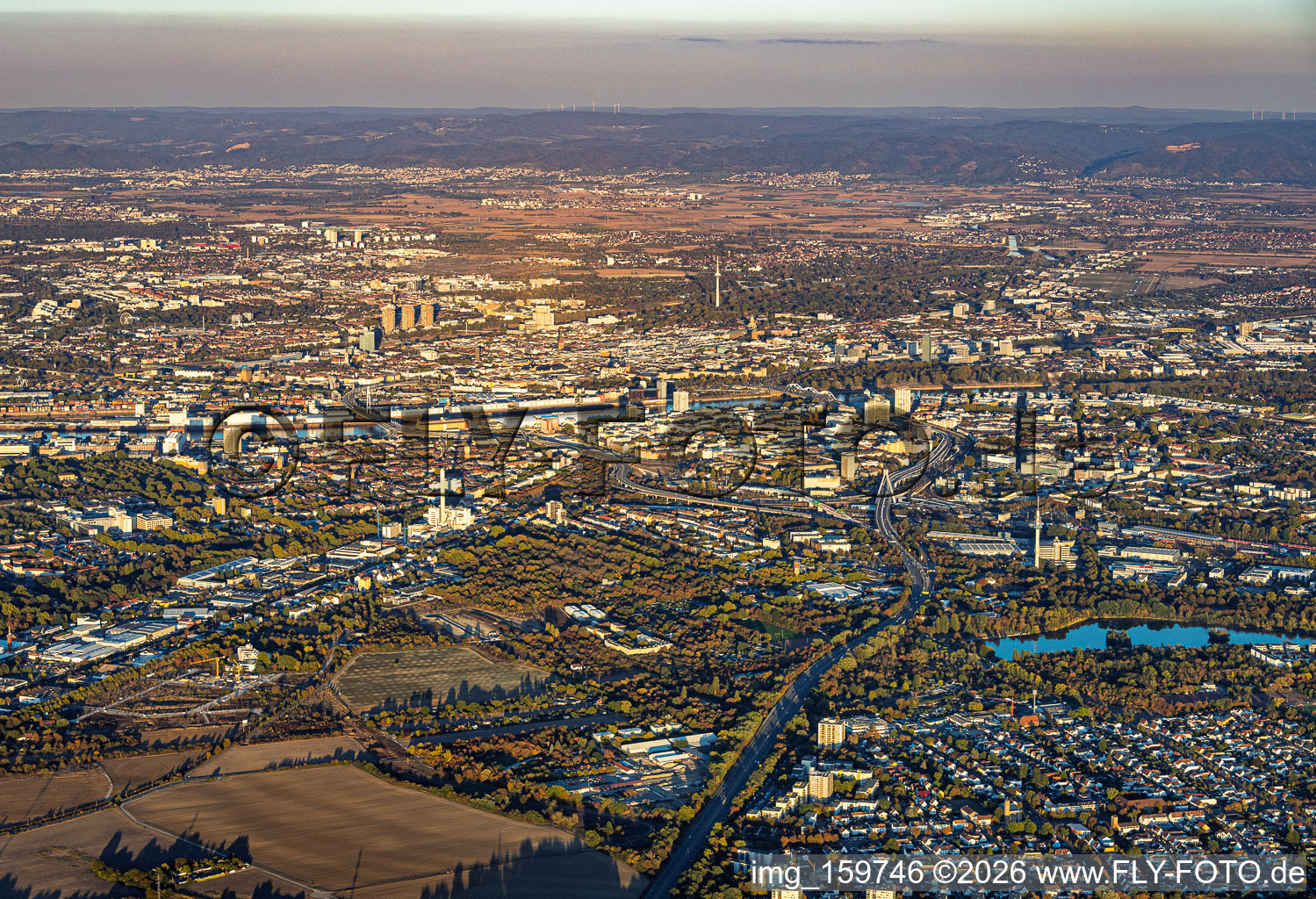 Vue de la ville depuis l'ouest à le quartier West in Ludwigshafen dans le département Rhénanie-Palatinat, Allemagne