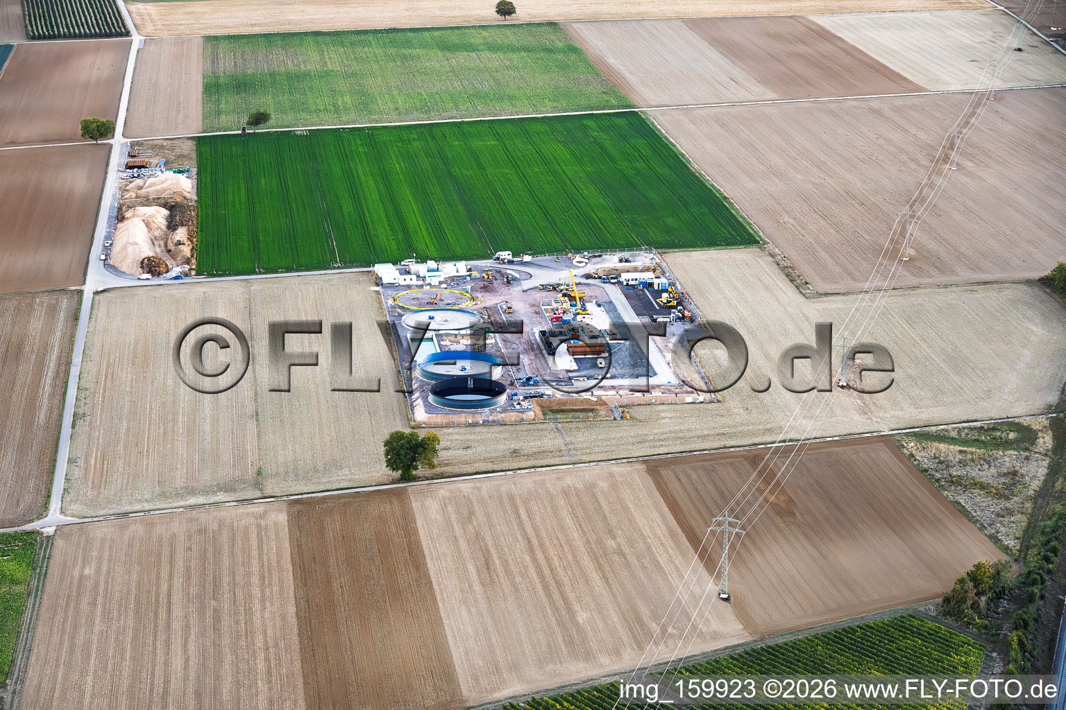 Chantier du second site de forage (« Rig V10 - Vercana ») au lieu-dit Trappelberg, dans le cadre du projet « Lionheart » de Vulcan Energy ; ce projet vise à assurer un approvisionnement en chaleur climatiquement neutre pour la ville de Landau, ainsi qu'à permettre l'extraction de lithium et la production d'électricité via une installation ORC à Rohrbach dans le département Rhénanie-Palatinat, Allemagne