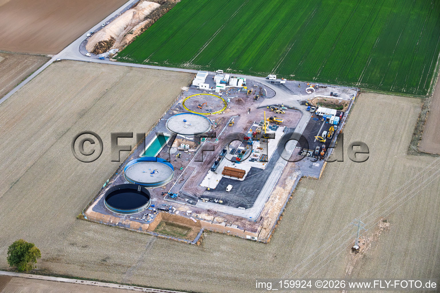 Chantier du second site de forage (« Rig V10 - Vercana ») au lieu-dit Trappelberg, dans le cadre du projet « Lionheart » de Vulcan Energy ; ce projet vise à assurer un approvisionnement en chaleur climatiquement neutre pour la ville de Landau, ainsi qu'à permettre l'extraction de lithium et la production d'électricité via une installation ORC à Rohrbach dans le département Rhénanie-Palatinat, Allemagne