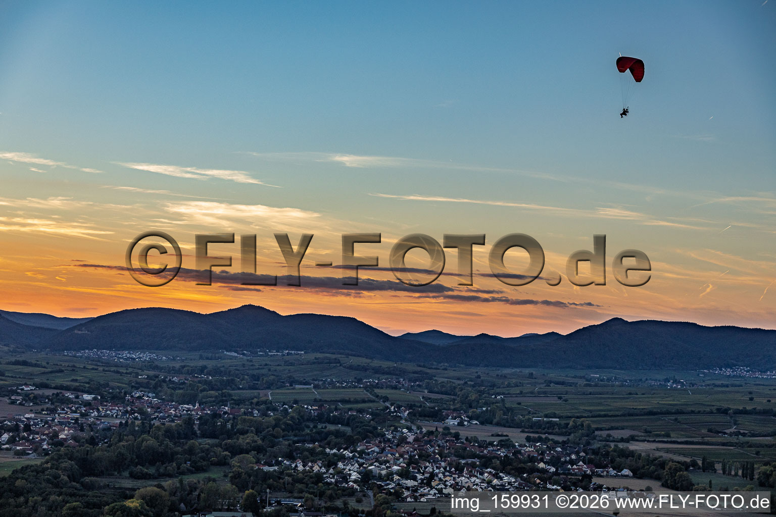 Parapente dans la lumière du soir au-dessus du sud du Palatinat (Südpfalz) à le quartier Billigheim in Billigheim-Ingenheim dans le département Rhénanie-Palatinat, Allemagne