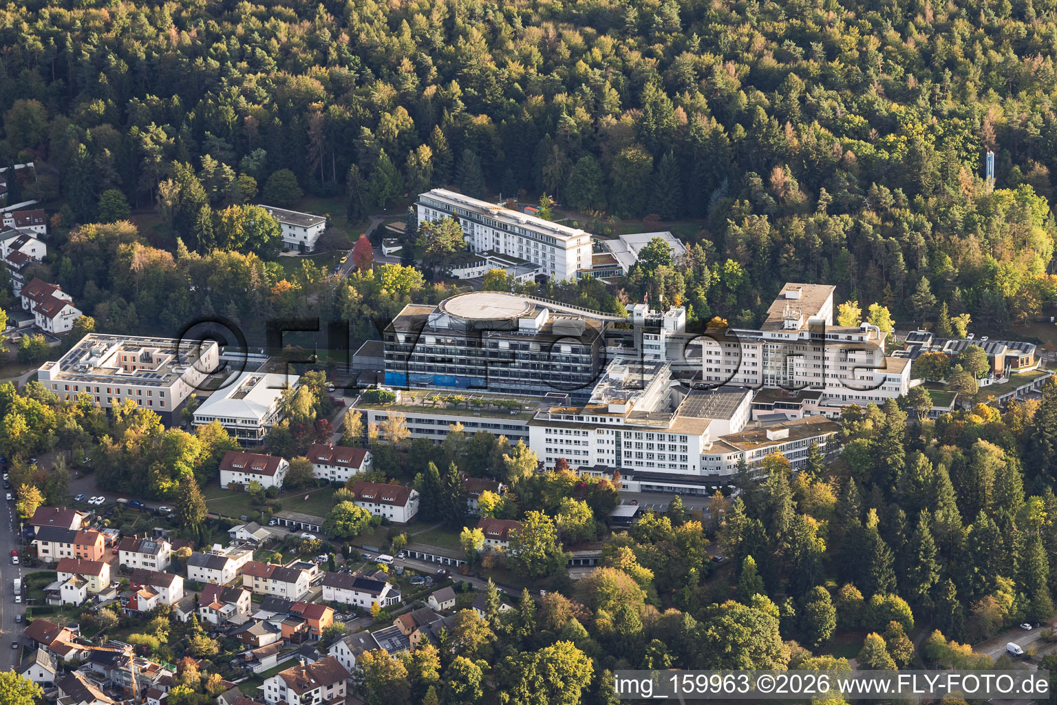 Centre hospitalier SRH de Karlsbad, vu du nord-ouest à le quartier Langensteinbach in Karlsbad dans le département Bade-Wurtemberg, Allemagne
