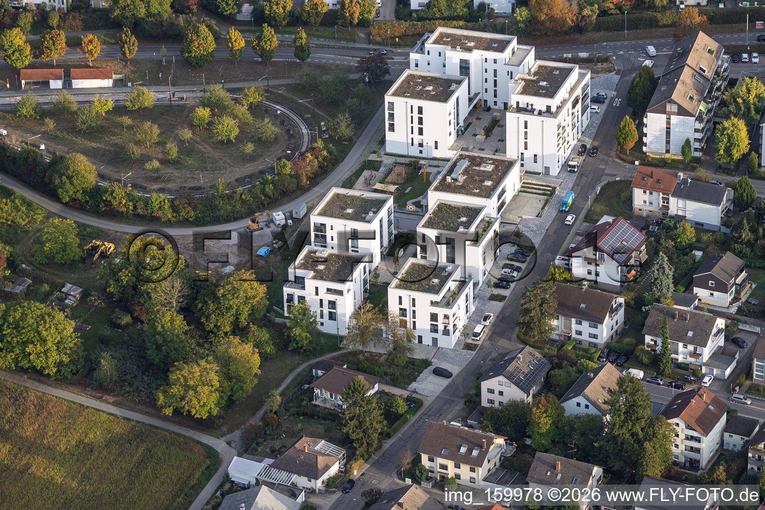Ensemble résidentiel moderne situé entre la Ringstraße et le terminus nord du S-Bahn à le quartier Wolfartsweier in Karlsruhe dans le département Bade-Wurtemberg, Allemagne