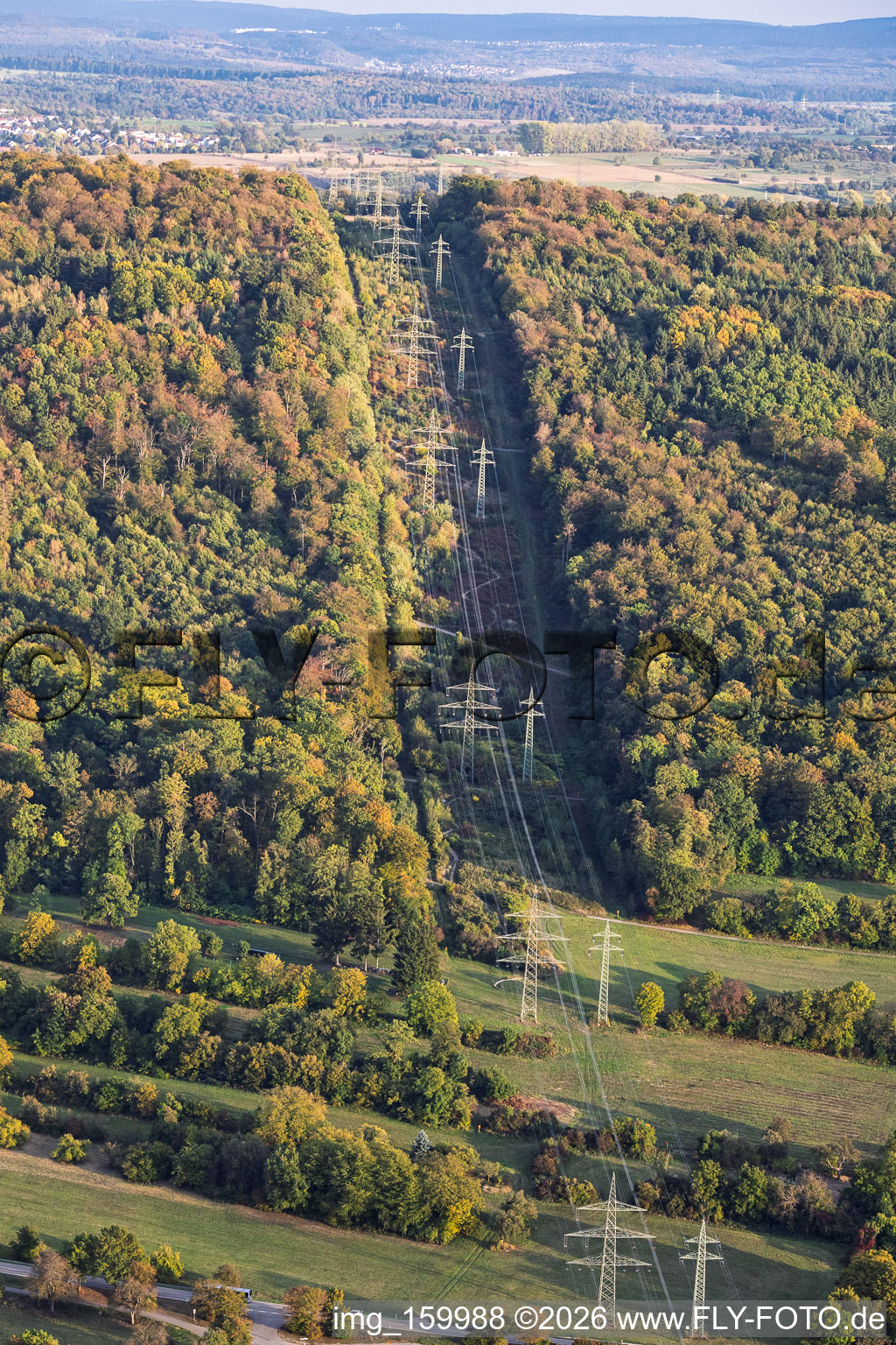 Percée forestière pour une ligne à haute tension, le long du sentier des pylônes électriques à Ettlingen dans le département Bade-Wurtemberg, Allemagne