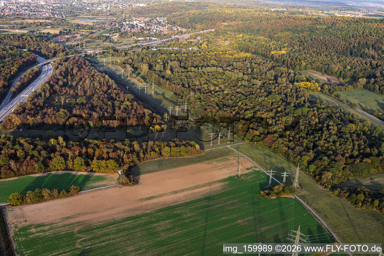 Ligne à haute tension quadruple au niveau du Hägenichgraben à Ettlingen dans le département Bade-Wurtemberg, Allemagne