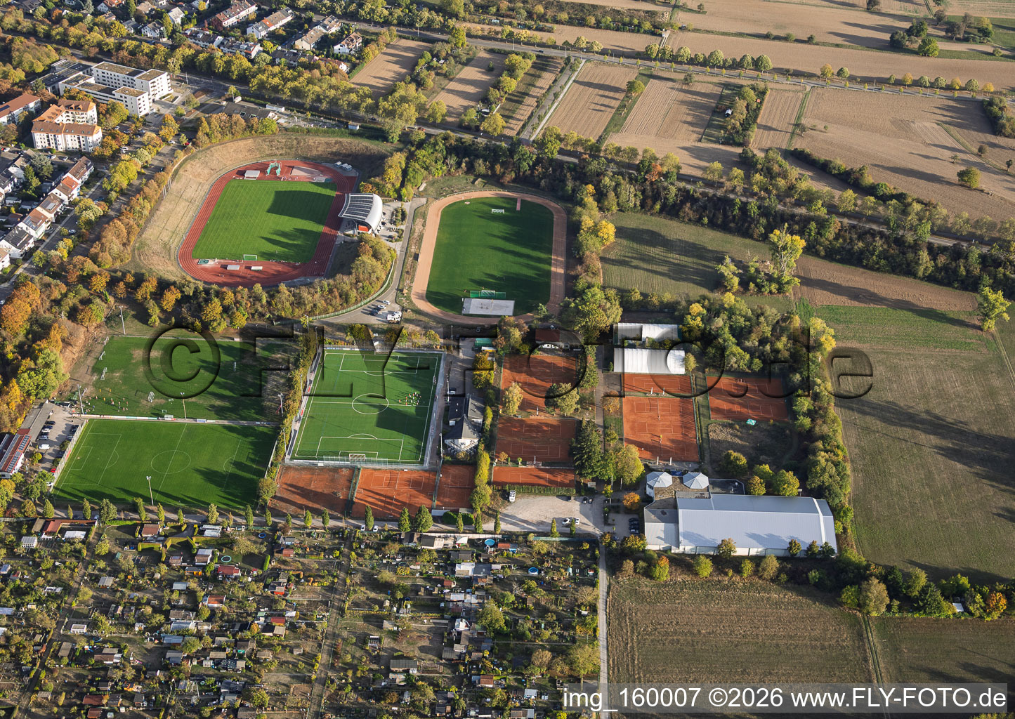 Parc sportif « Baggerloch », incluant le stade Hans-Bretz d'Ettlingen et les courts de tennis du club SSV 1847 à Ettlingen dans le département Bade-Wurtemberg, Allemagne