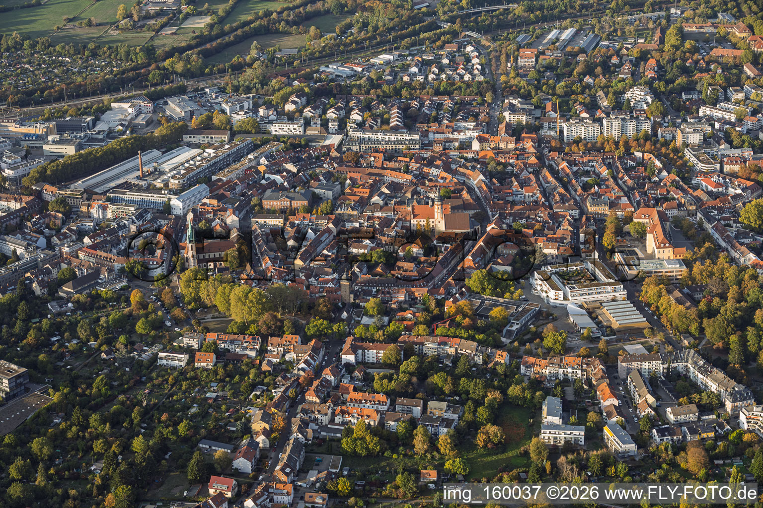 Le centre historique, vu du sud à le quartier Durlach in Karlsruhe dans le département Bade-Wurtemberg, Allemagne