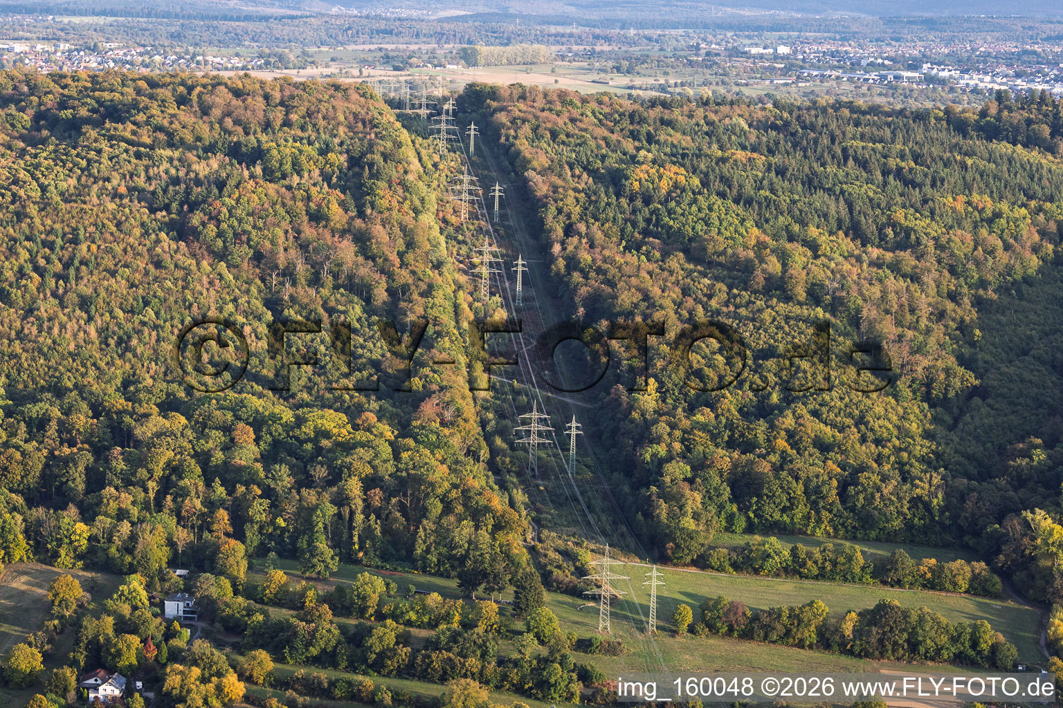 Percée forestière pour une ligne à haute tension, le long du sentier des pylônes électriques à Ettlingen dans le département Bade-Wurtemberg, Allemagne