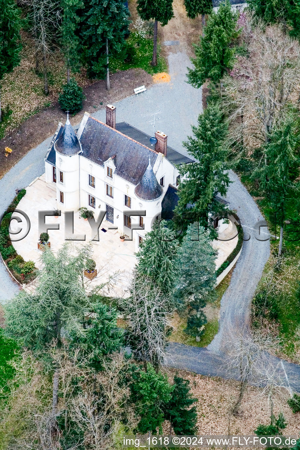 Vue aérienne de Châteaux Conneré, (où Salman Rushdy s'est caché à Dollon dans le département Sarthe, France