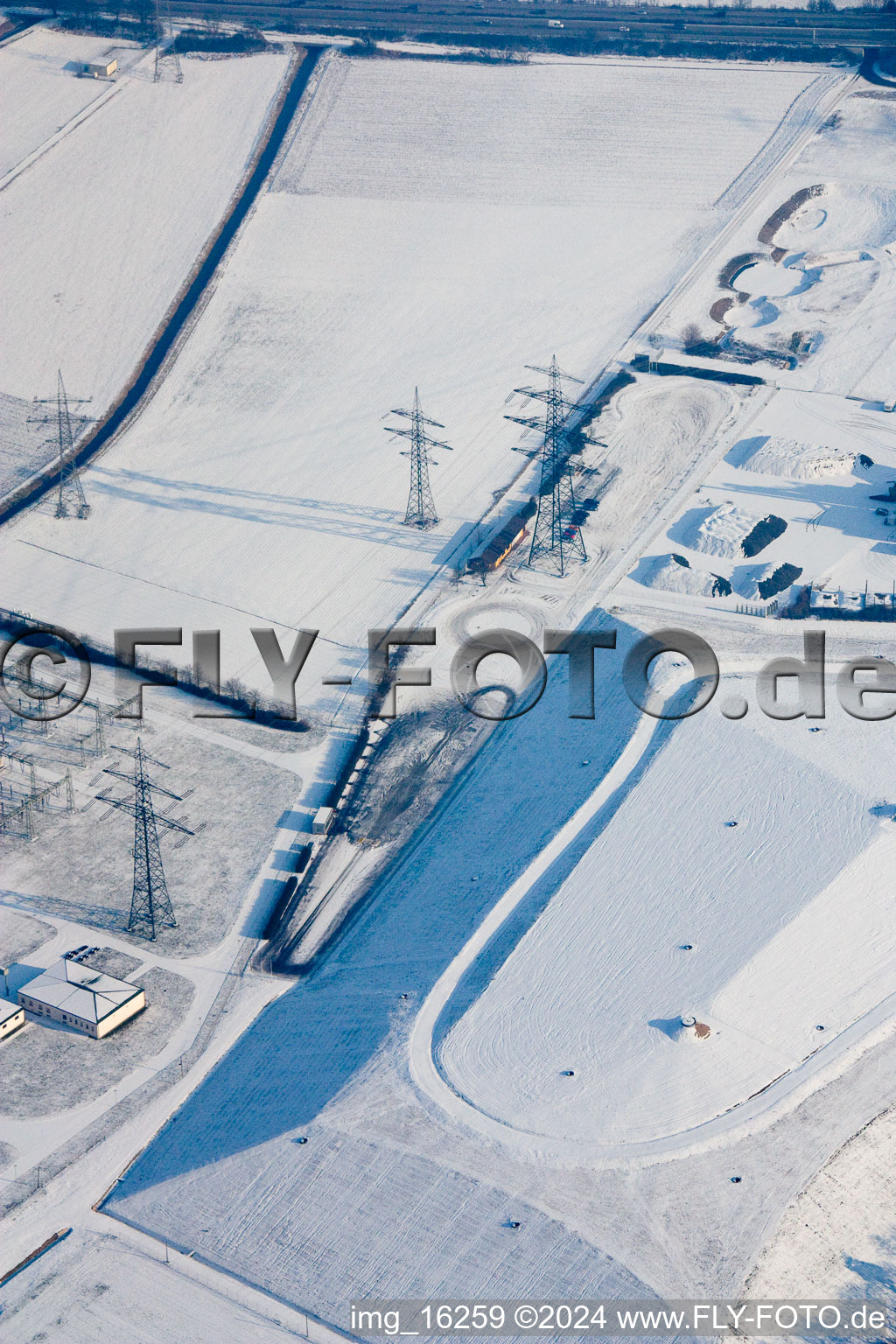 Vue aérienne de Formation à la sécurité de conduite en hiver et enneigée pour accroître la sécurité routière avec les véhicules à moteur ADAC dans le quartier de Kirchheimer Flur à le quartier Patrick Henry Village in Heidelberg dans le département Bade-Wurtemberg, Allemagne