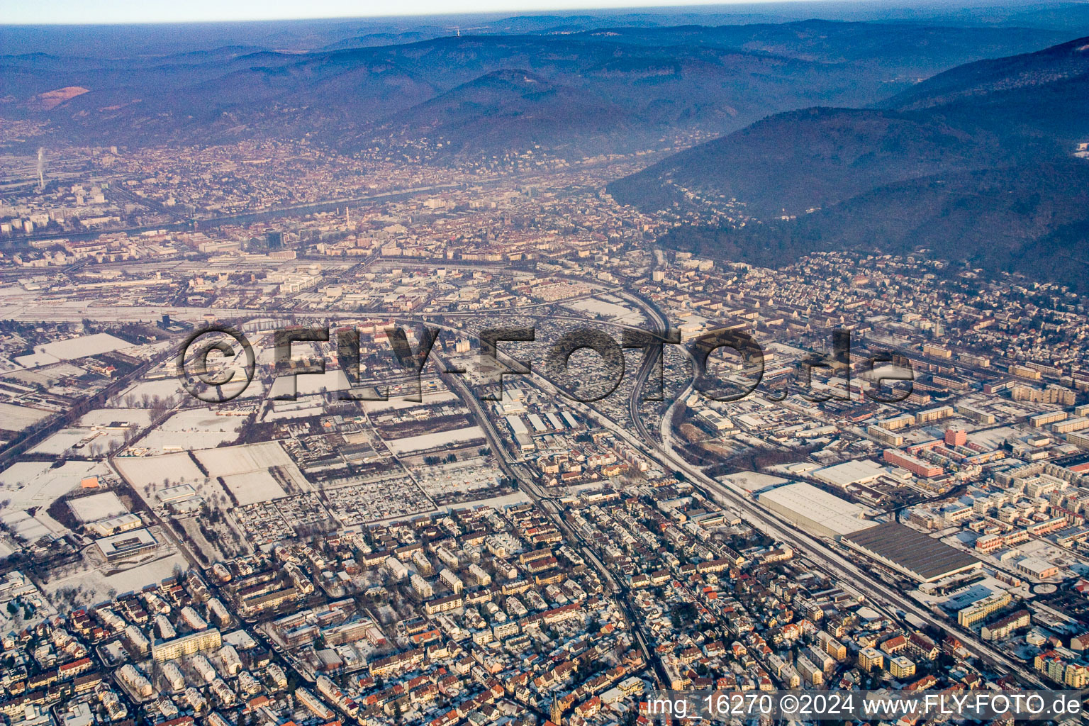 Vue aérienne de Vue sur la ville, recouverte de neige, Heidelberg à le quartier Südstadt in Heidelberg dans le département Bade-Wurtemberg, Allemagne