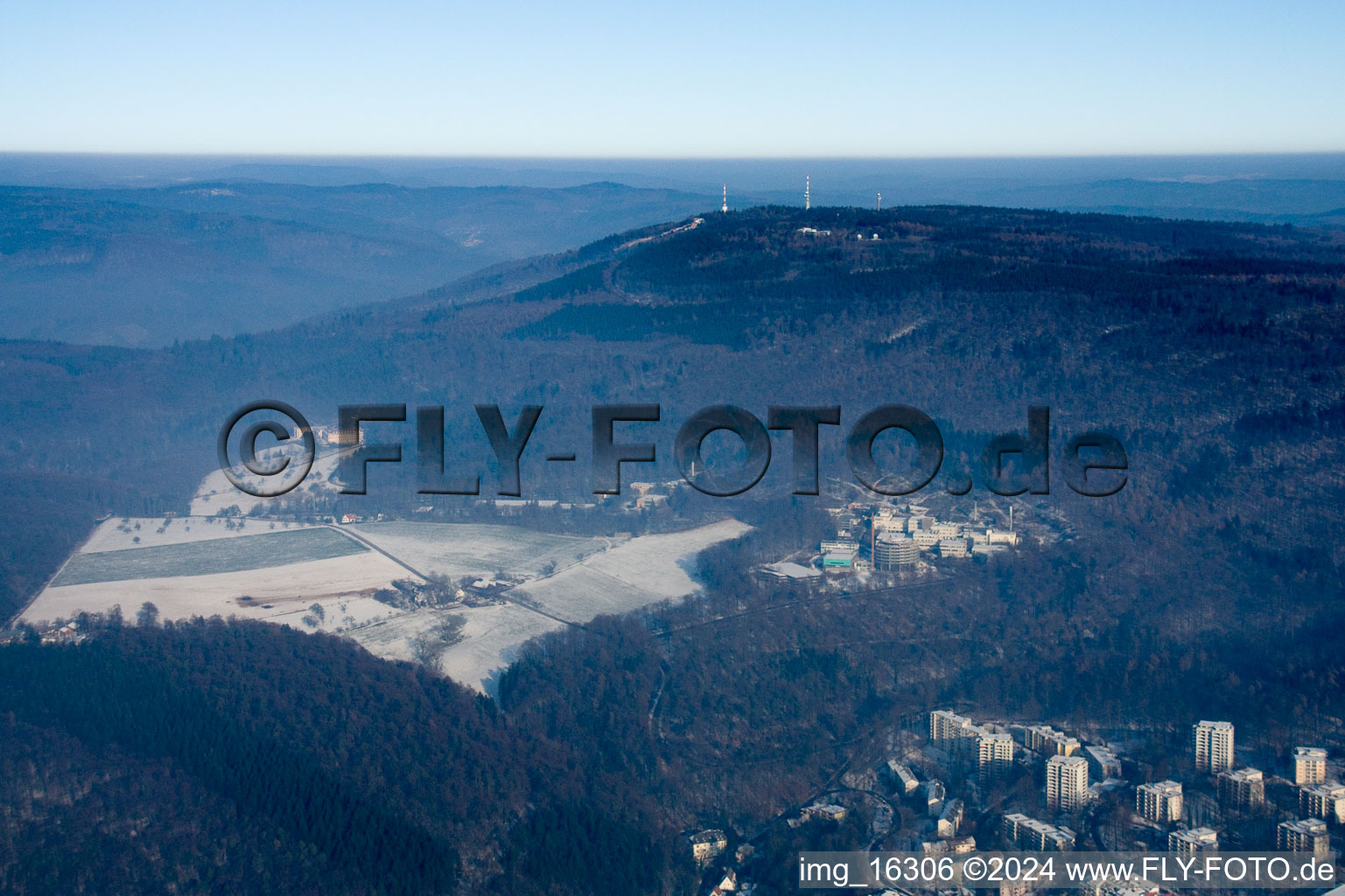 Vue aérienne de Pic de Königstuhl dans le paysage forestier et montagneux à le quartier Königstuhl in Heidelberg dans le département Bade-Wurtemberg, Allemagne