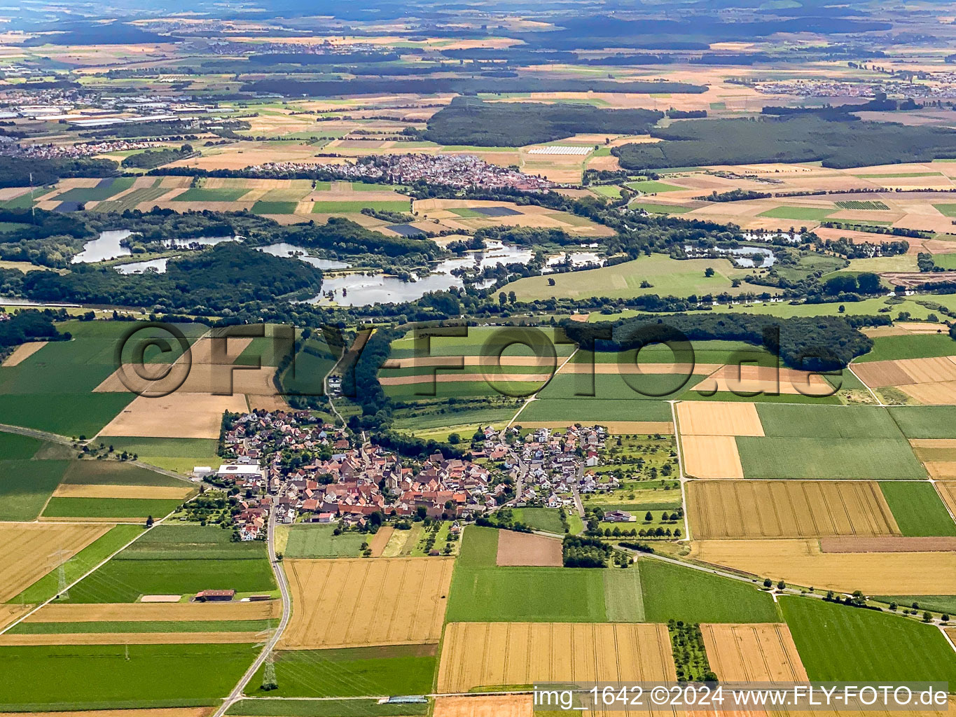 Vue aérienne de De l'ouest devant la réserve ornithologique de Garstadt à le quartier Hergolshausen in Waigolshausen dans le département Bavière, Allemagne