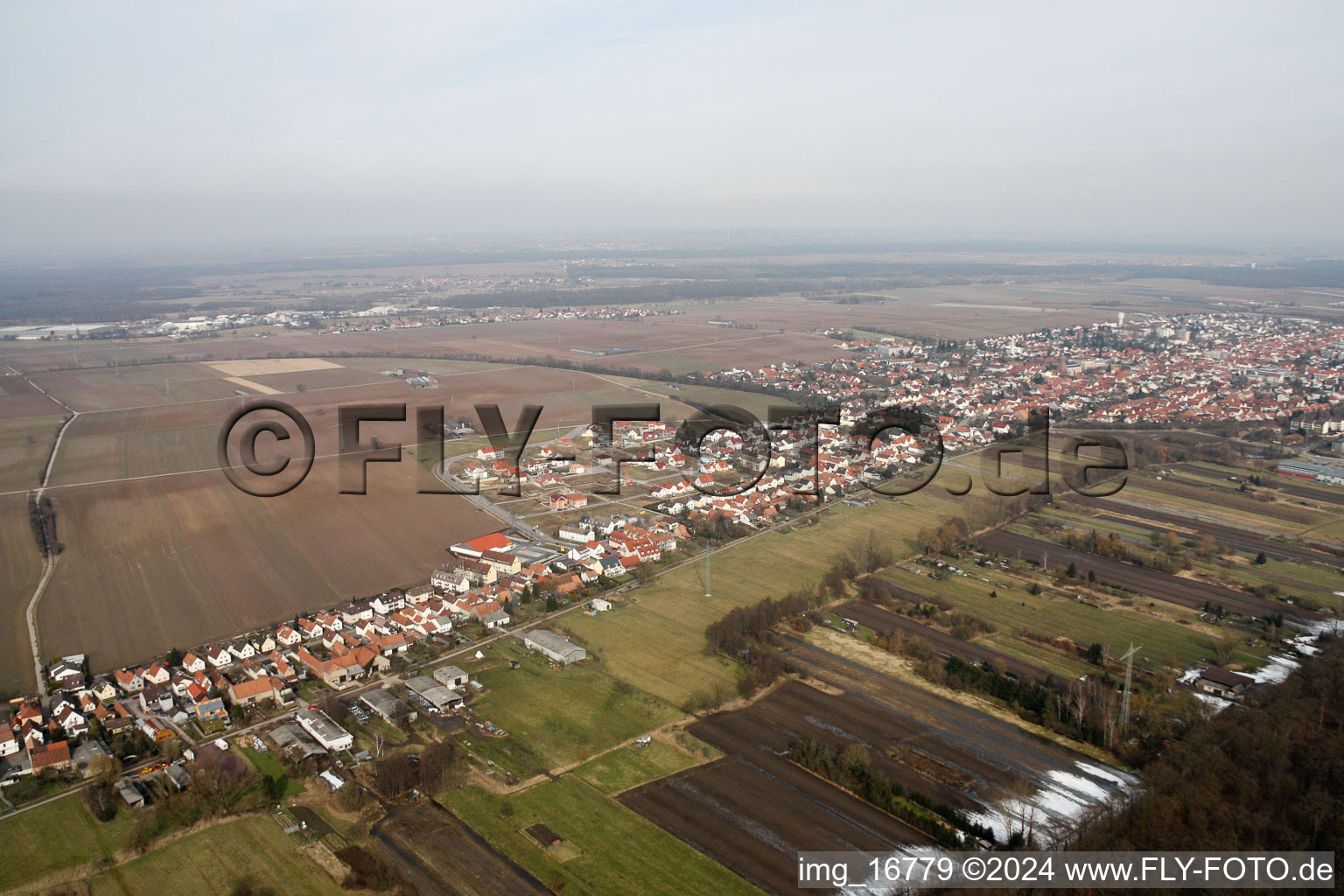 Vue aérienne de Saarstrasse depuis l'ouest à Kandel dans le département Rhénanie-Palatinat, Allemagne