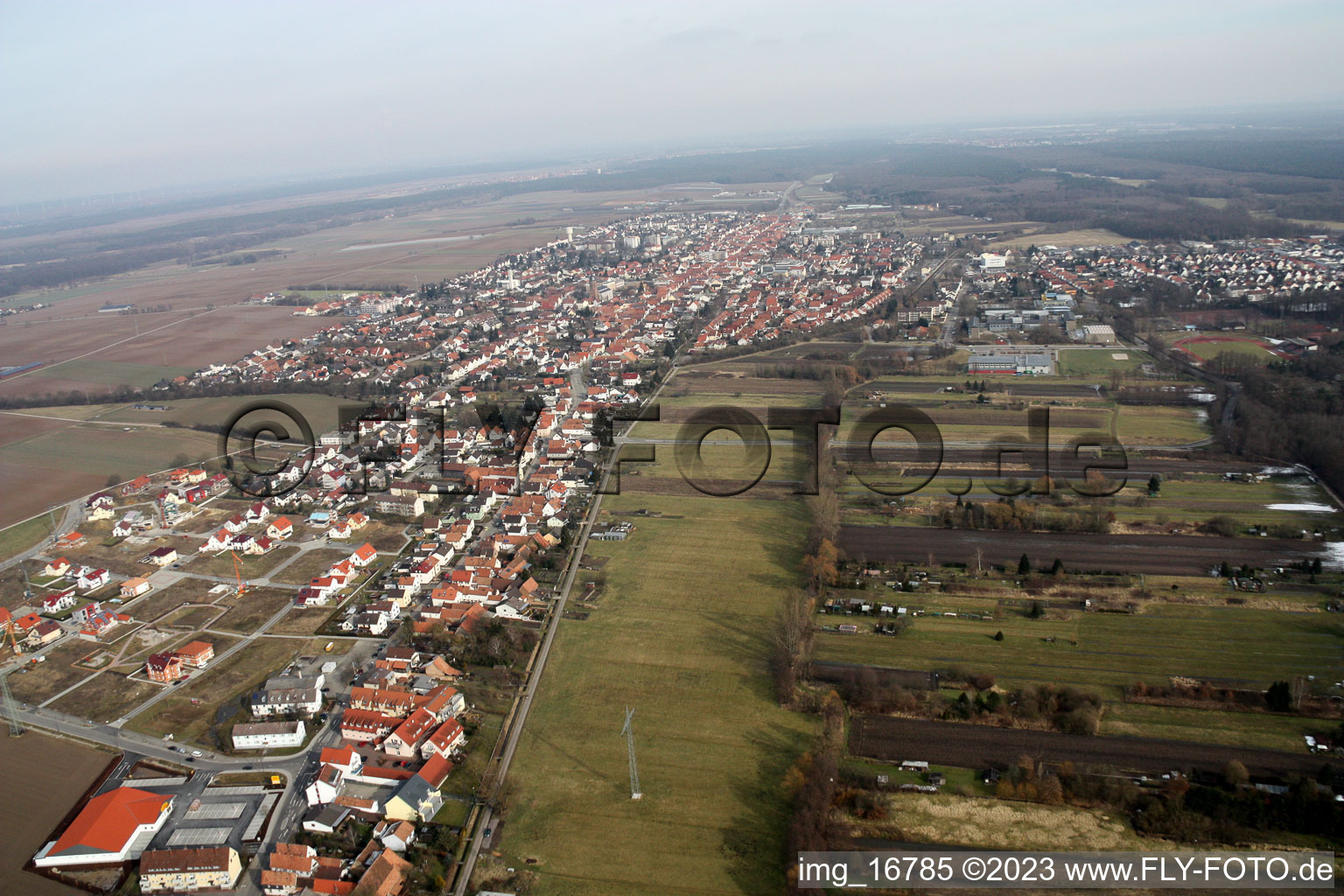 Vue aérienne de Saarstrasse depuis l'ouest à Kandel dans le département Rhénanie-Palatinat, Allemagne