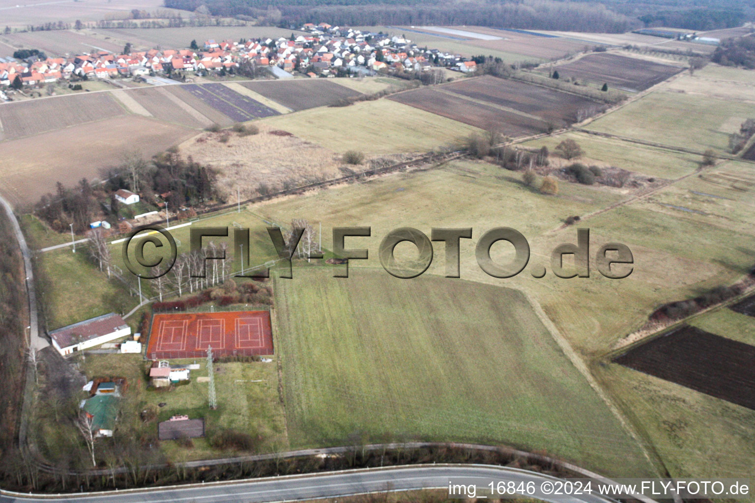 Vue aérienne de Terrain de sport à Erlenbach bei Kandel dans le département Rhénanie-Palatinat, Allemagne