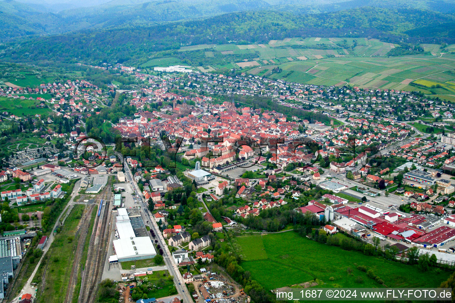 Vue aérienne de De l'ouest à Wissembourg dans le département Bas Rhin, France