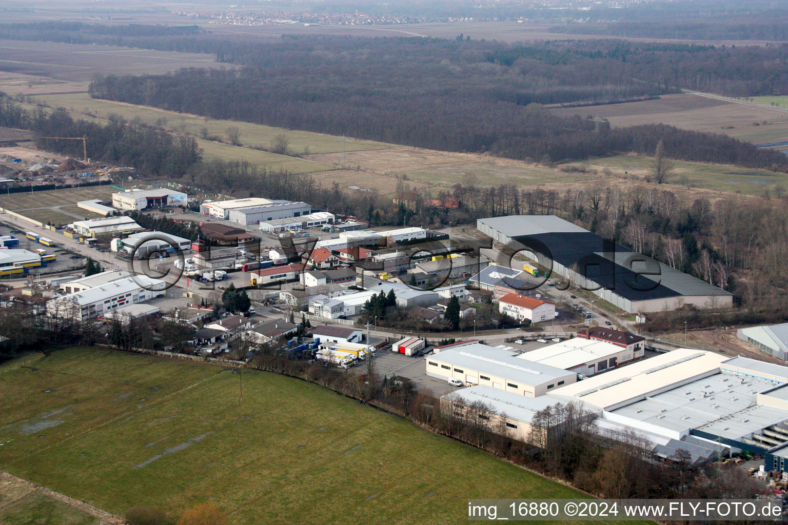 Zone commerciale Am Horst à le quartier Minderslachen in Kandel dans le département Rhénanie-Palatinat, Allemagne du point de vue du drone