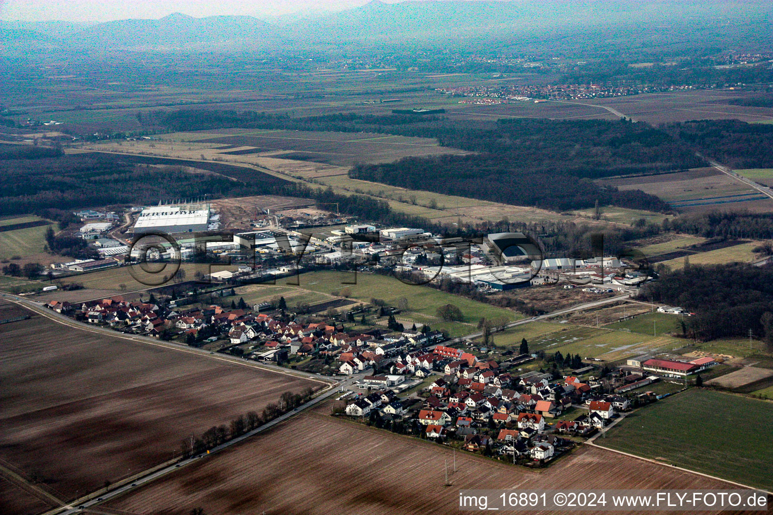 Vue aérienne de Du sud-est à le quartier Minderslachen in Kandel dans le département Rhénanie-Palatinat, Allemagne