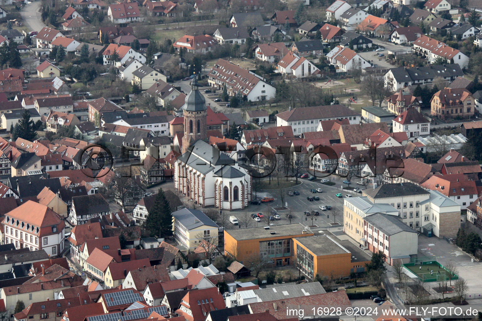 Vue aérienne de Église Saint-Georges sur la place du marché. La mairie est également sur la photo à Kandel dans le département Rhénanie-Palatinat, Allemagne