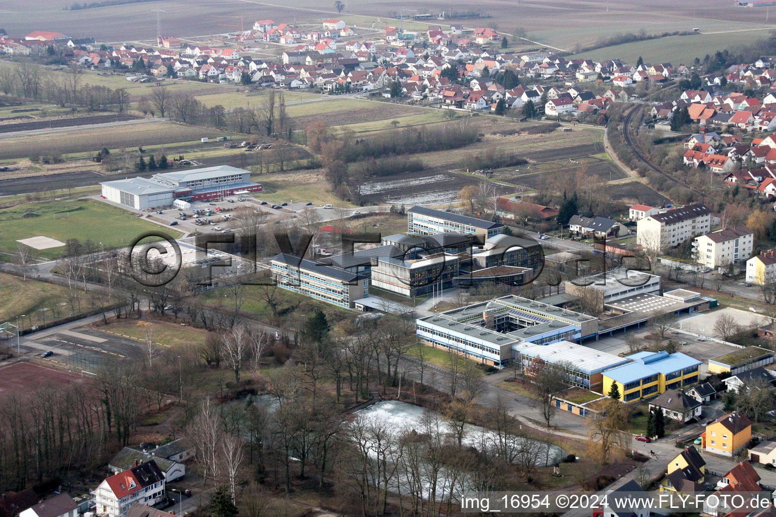 Vue aérienne de IGS, lycée à Kandel dans le département Rhénanie-Palatinat, Allemagne