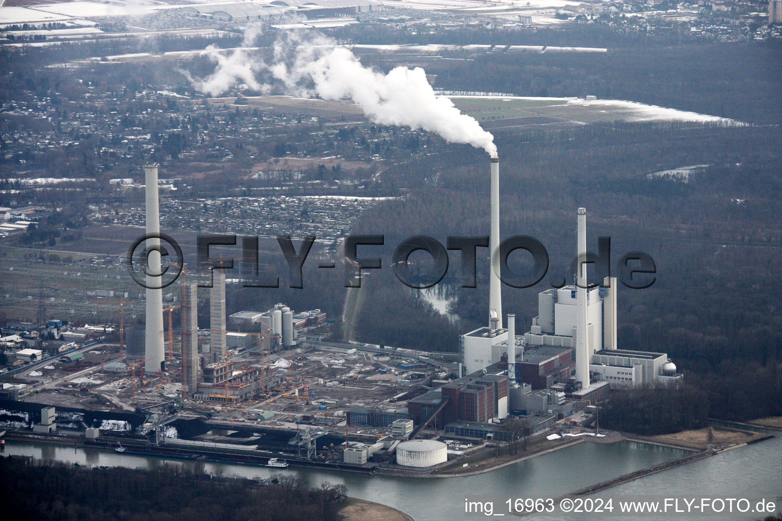 Vue aérienne de Centrale à vapeur du port du Rhin à le quartier Daxlanden in Karlsruhe dans le département Bade-Wurtemberg, Allemagne