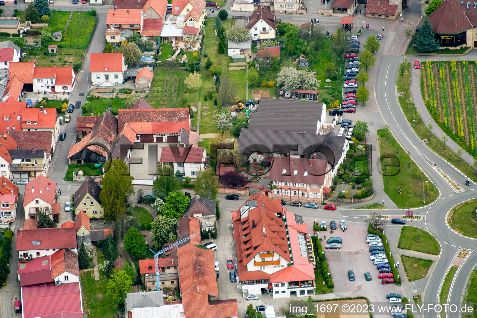 Vue aérienne de À la porte du vin à le quartier Schweigen in Schweigen-Rechtenbach dans le département Rhénanie-Palatinat, Allemagne