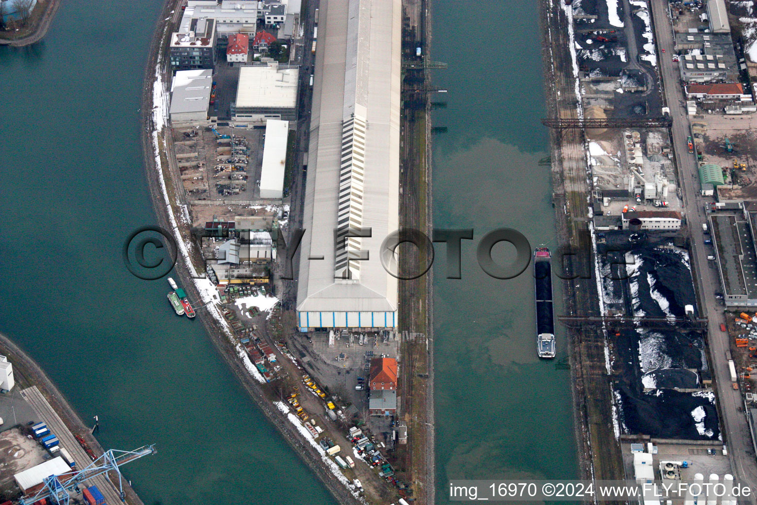 Enregistrement par drone de Quartier Rheinhafen in Karlsruhe dans le département Bade-Wurtemberg, Allemagne