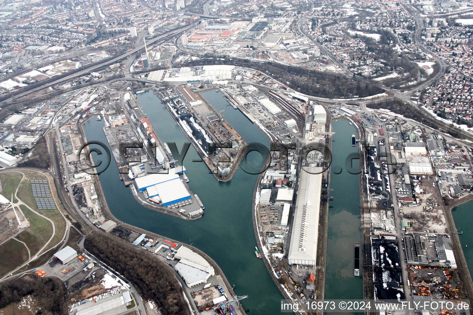 Vue aérienne de Le port rhénan de la ville Karlsruhe. Le port intérieur offre un accès au Rhin et se compose de six bassins portuaires. L'opérateur est KVVH, abréviation de Karlsruher Liefer-, Verkehrs- und Hafen GmbH. à le quartier Mühlburg in Karlsruhe dans le département Bade-Wurtemberg, Allemagne