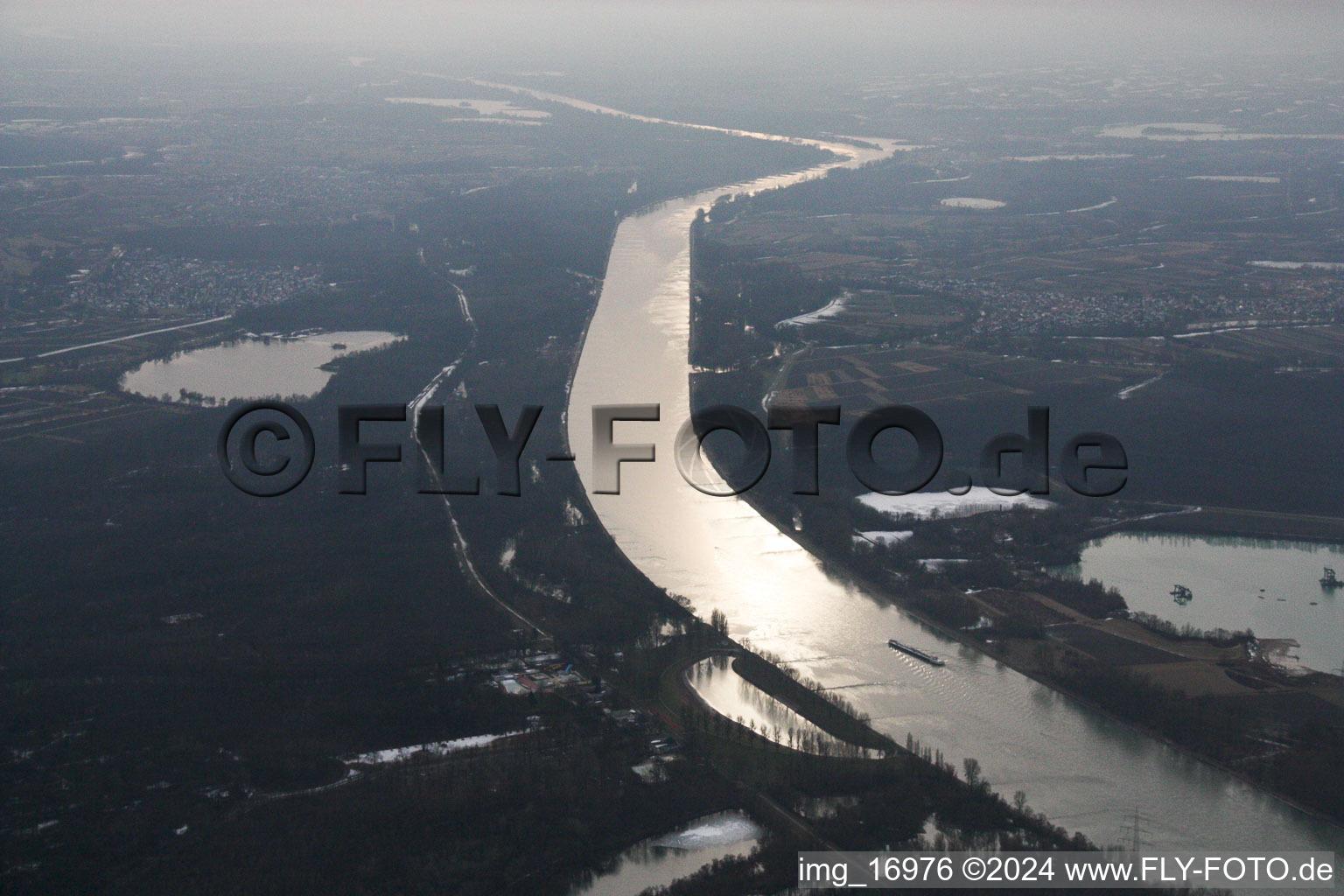 Vue aérienne de Boucle courbe des berges le long du Rhin à le quartier Knielingen in Karlsruhe dans le département Bade-Wurtemberg, Allemagne