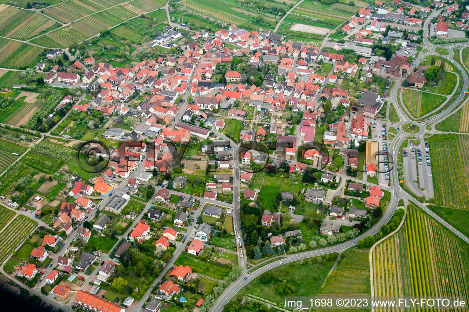 Quartier Schweigen in Schweigen-Rechtenbach dans le département Rhénanie-Palatinat, Allemagne vu d'un drone