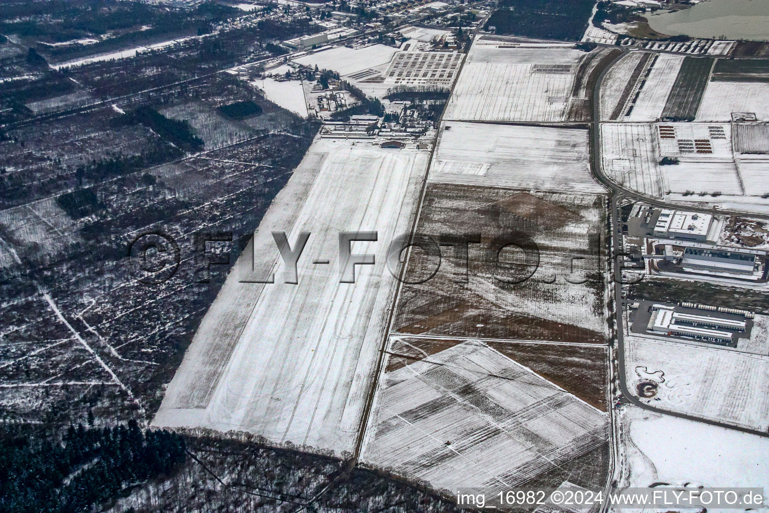 Vue aérienne de Terrain de glisse hivernal et enneigé sur l'aérodrome Rheinstetten à le quartier Silberstreifen in Rheinstetten dans le département Bade-Wurtemberg, Allemagne