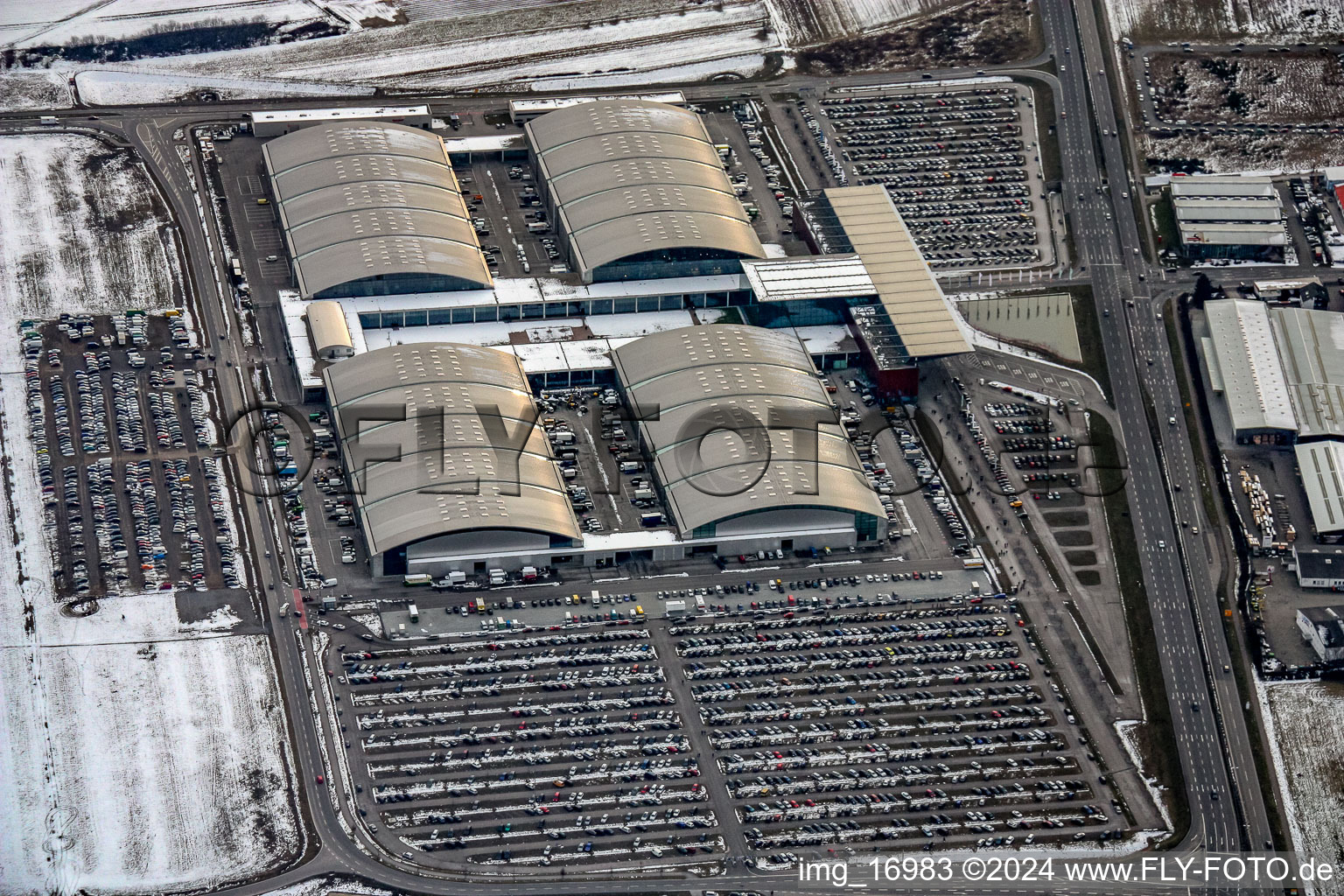 Vue aérienne de Parcs d'exposition et salles d'exposition enneigés en hiver DM Arena de la Karlsruher Messe- und Kongress GmbH à le quartier Forchheim in Rheinstetten dans le département Bade-Wurtemberg, Allemagne