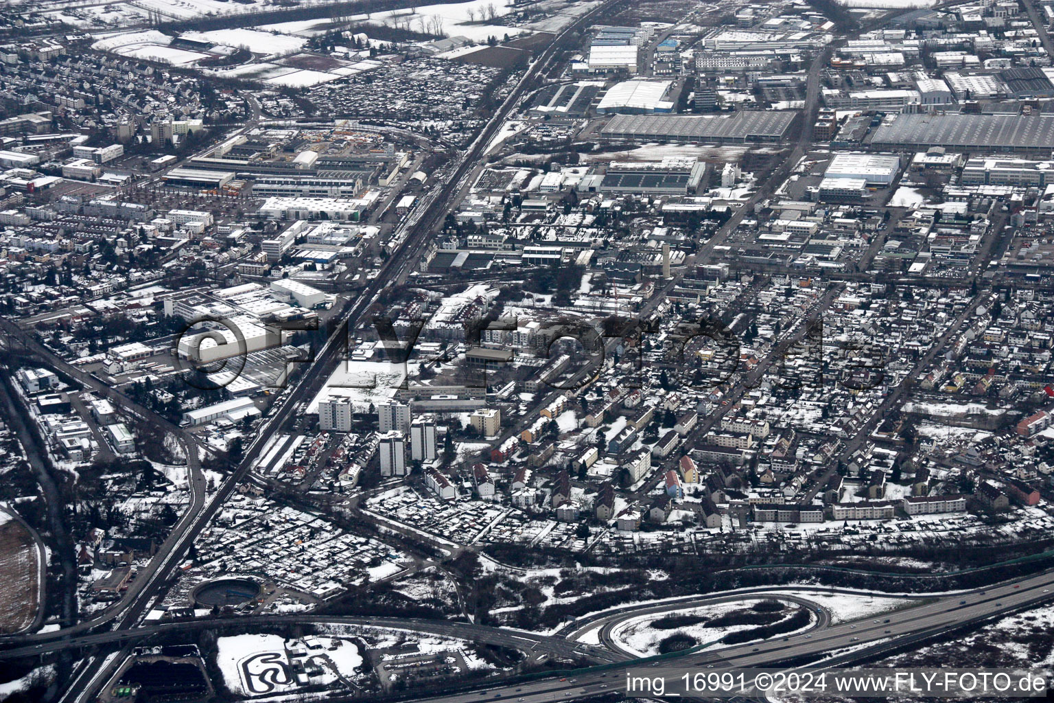 Vue aérienne de Ouest à Ettlingen dans le département Bade-Wurtemberg, Allemagne