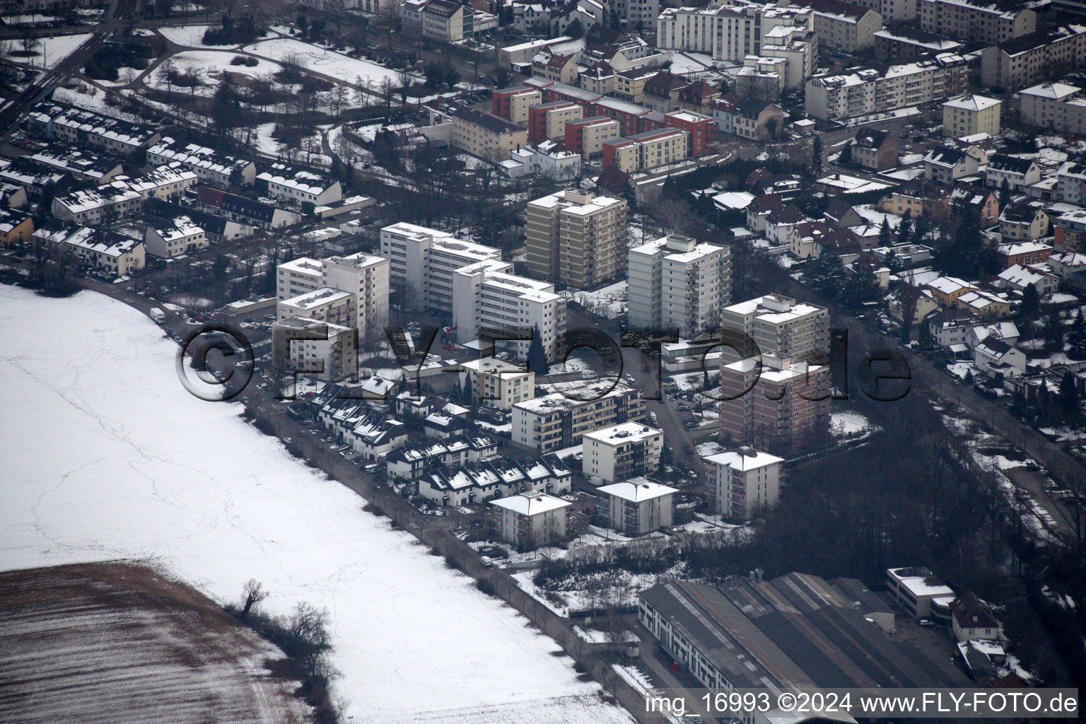 Vue aérienne de Vue hivernale enneigée des rues et des maisons des zones résidentielles à Ettlingen dans le département Bade-Wurtemberg, Allemagne