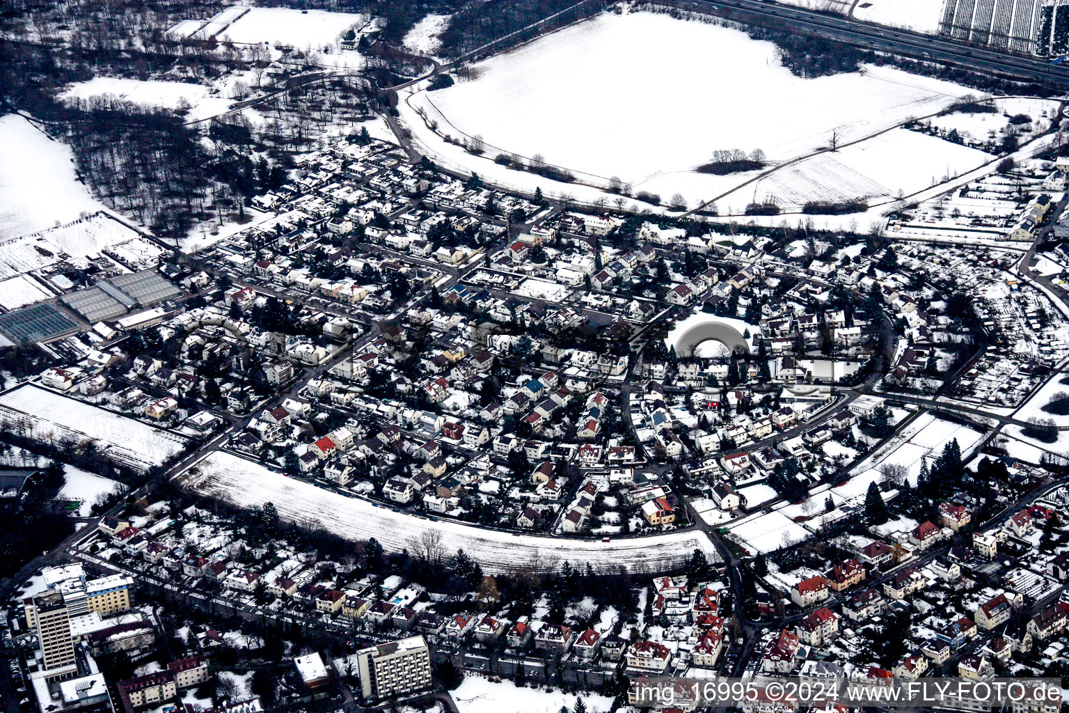 Vue aérienne de Quartier résidentiel hivernal et enneigé du complexe d'appartements Märchenring à le quartier Rüppurr in Karlsruhe dans le département Bade-Wurtemberg, Allemagne