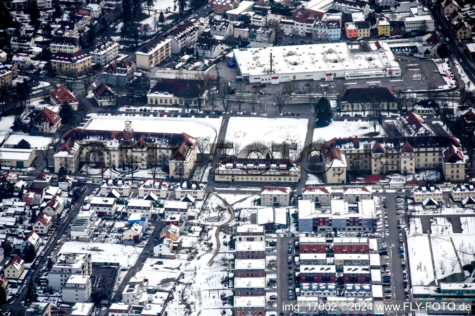 Vue aérienne de Quartier enneigé d'hiver Rüppurr dans la zone urbaine à le quartier Rüppurr in Karlsruhe dans le département Bade-Wurtemberg, Allemagne