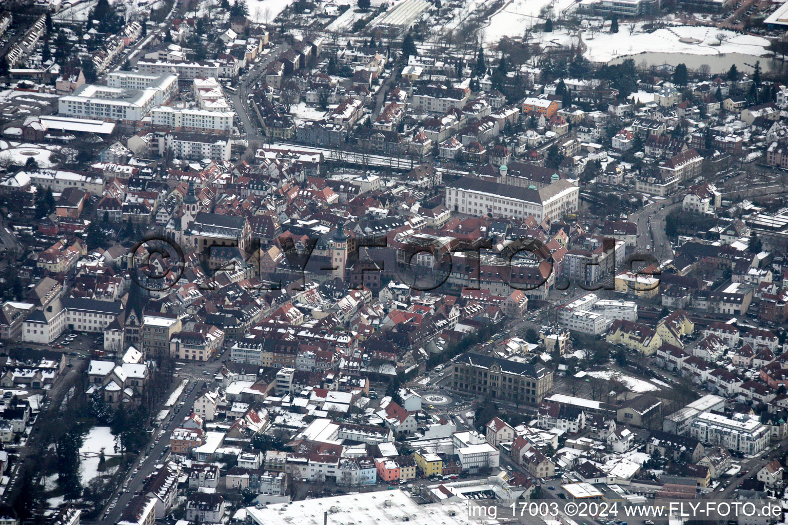 Vue aérienne de Vue hivernale enneigée des rues et des maisons des zones résidentielles à Ettlingen dans le département Bade-Wurtemberg, Allemagne