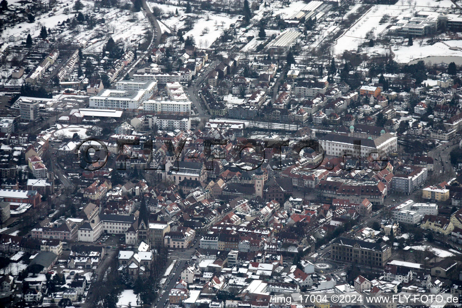 Vue d'oiseau de Ettlingen dans le département Bade-Wurtemberg, Allemagne